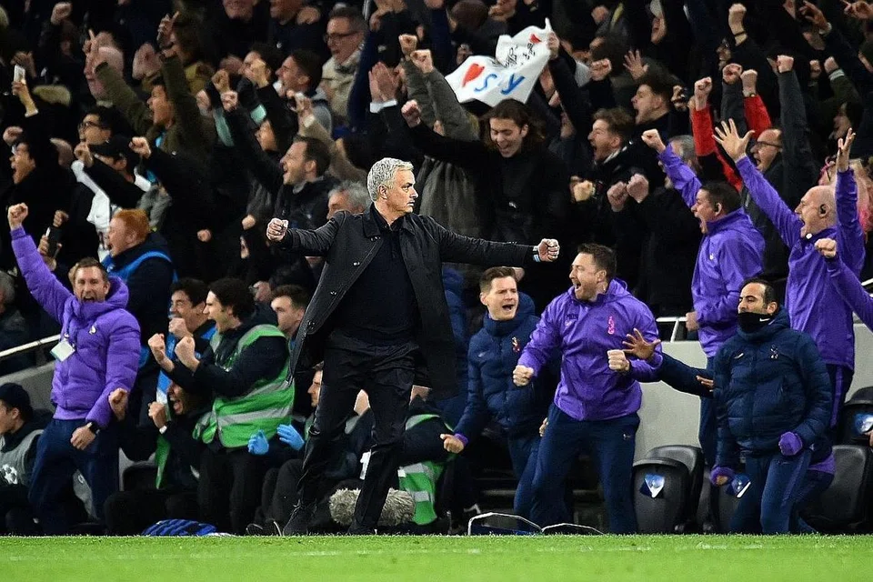 GEMBIRA: Ketua Jurulatih Tottenham Hotspur, Jose Mourinho begitu gembira selepas pemain Tottenham, Serge Aurier, merembat lalu membolosi gawang Olympiakos pada aksi perlawanan Liga Juara-Juara, awal pagi semalam. - Foto AFP