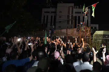BANTAHAN: Penunjuk perasaan yang membawa bendera Palestin mengadakan bantahan di luar kedutaan Amerika Syarikat di Beirut, Lebanon. Kementerian Ehwal Luar pada Rabu menasihatkan rakyat Singapura untuk tangguhkan perjalanan ke Lebanon serta menggesa mereka yang kini di Lebanon untuk tinggalkan negara itu.