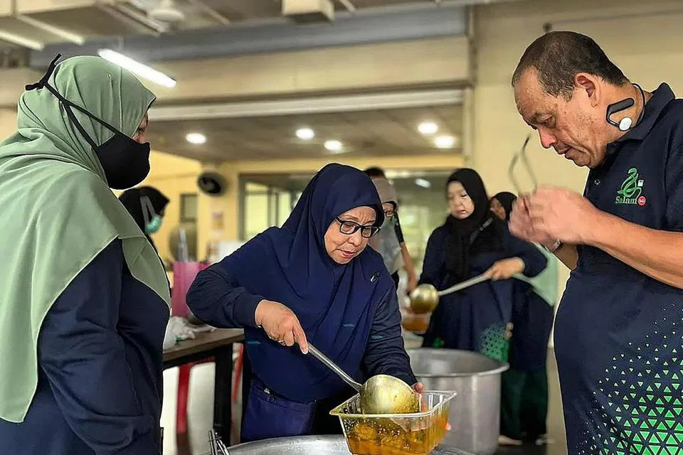 SEDIAKAN JUADAH: Kakitangan dan sukarelawan Masjid Al-Mawaddah membantu menyediakan masakan lauk bamia menggunakan daging korban pada 15 Julai. Lauk kemudian dibungkus dan diagihkan kepada 100 penerima zakat masjid selain daging korban mentah. Masjid Al-Mawaddah menerima tempahan 150 ekor kambing dan sebahagian tempahan disedekahkan kepada masjid.
