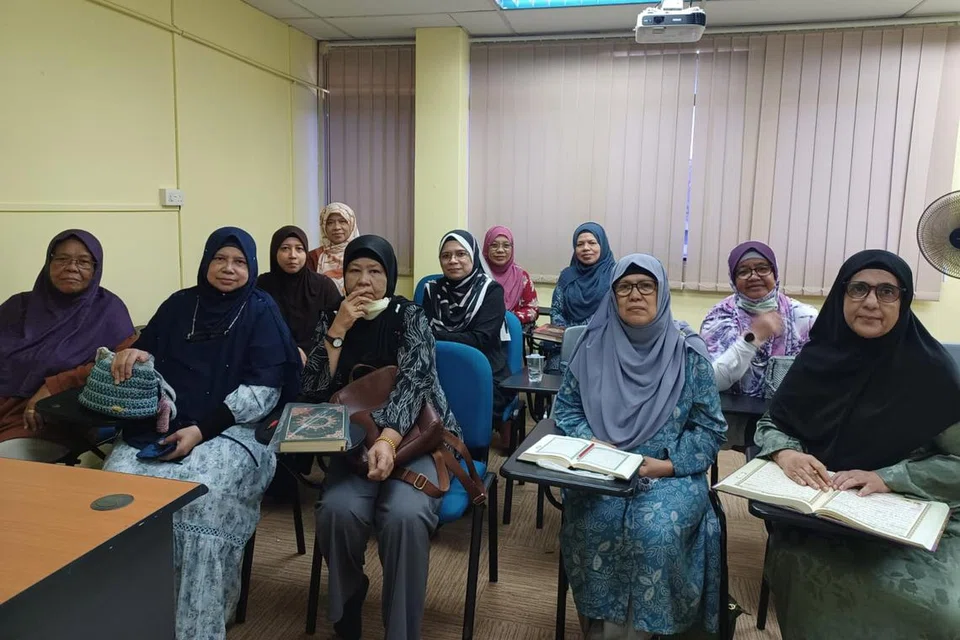 Antara pelajar dewasa yang mengikuti program, Kempen Celik Al-Quran (KCQ) kendalian Persatuan Guru-Guru Al-Quran (Pergeraq). 
