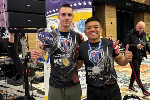Atlet tinju tendang Singapura, Nazri Sutari (kanan), tewas kepada Lazar Stupar  dari Serbia di Sarajevo Grand Prix 2025. 