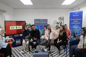 BERSATU MEMBANTU: Rakan-rakan artis dan peniaga setempat telah berkongsi matlamat selain sajian makanan dan hiburan yang bakal disajikan semasa 'Malam Amal - Kami Peduli Riz' semasa rakaman podcast #NoTapis di pejabat BH/BM baru-baru ini. - Foto BM oleh HARITH REDZUAN MUSTAFFA