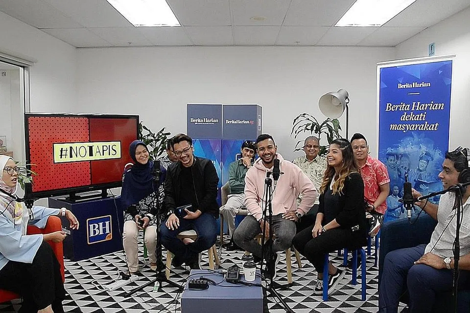 BERSATU MEMBANTU: Rakan-rakan artis dan peniaga setempat telah berkongsi matlamat selain sajian makanan dan hiburan yang bakal disajikan semasa 'Malam Amal - Kami Peduli Riz' semasa rakaman podcast #NoTapis di pejabat BH/BM baru-baru ini. - Foto BM oleh HARITH REDZUAN MUSTAFFA