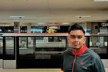 TUKAR KERJAYA: Selepas tujuh tahun bersama SAF, Encik Muhammad Zafrie Sudiyono berjaya mendapatkan pekerjaan baru sebagai pengurus khidmat rel bersama SMRT pada tahun lalu selepas mendapatkan bantuan di pusat kerjaya Careers Connect WSG. - Foto SMRT