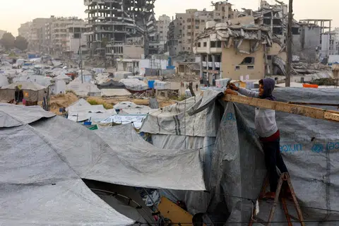 Seorang penduduk Palestin yang kehilangan tempat tinggal membaiki khemahnya ketika gencatan senjata antara Israel dan Hamas di Gaza City, 4 November 2025.