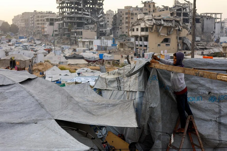 Seorang penduduk Palestin yang kehilangan tempat tinggal membaiki khemahnya ketika gencatan senjata antara Israel dan Hamas di Gaza City, 4 November 2025.