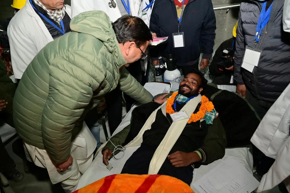 BERHASIL DISELAMATKAN: Encik Pushkar Singh Dhami, Ketua Menteri Uttarakhand, bercakap dengan salah seorang pekerja yang diselamatkan pada Isnin 28 November dari sebuah terowong di Himalaya yang runtuh. 