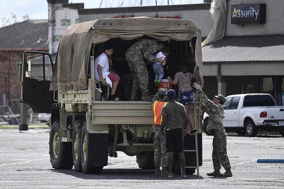 GERAKAN MENYELAMAT: Pasukan Pengawal Nasional Louisiana sedang membantu penduduk yang teruk terjejas di Laplace, Louisiana. - Foto AFP