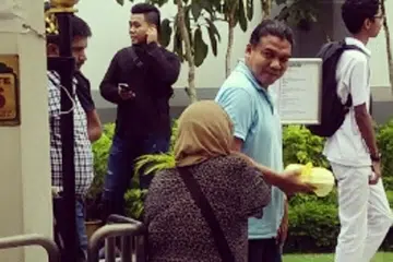 DI LUAR MASJID SULTAN: Wanita yang dipercayai warga asing ini meminta sedekah di luar kawasan Masjid Sultan. - Foto SAINI SALLEH