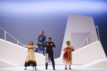 Watak (dari kiri) Bawang Putih (Munah Bagharib), Raja Muda (Rizman Putra), Pembesar (Fir Rahman) dan Bawang Merah (Nabila Huda) bertukar-tukar pendiriannya, kadangkala nampak baik dan kadangkala mempunyai hasrat tidak elok sebagai menggambarkan realiti manusia ada baik buruknya dalam pementasan, ‘Bawang Putih Bawang Merah’ yang dipentaskan di Esplanade.