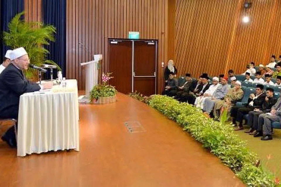 MAJLIS ILMU: Sheikh Dr Shawki menyampaikan ceramah di acara Seminar Asatizah. - Foto KHALID BABA