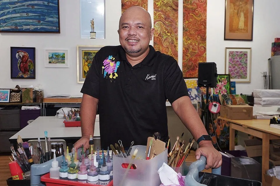 SENI BATIK: Encik Kamal Dollah memperjuangkan seni batik biarpun terlatih dalam bidang karikutur dan seni kontempori. - Foto BM oleh KHALID BABA