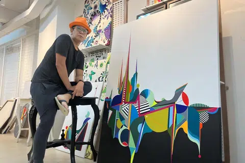 SENIMAN SERBA BOLEH: Idris Johor, yang lebih dikenali sebagai PrettyFreakyFantasy (PFF), membuat pameran karya seninya untuk pertama kali di Studio Neon, Bali Lane. - Foto ihsan IDRIS JOHOR