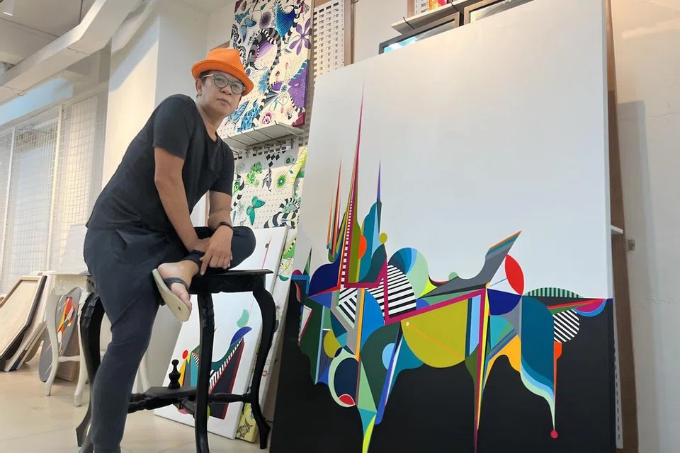 SENIMAN SERBA BOLEH: Idris Johor, yang lebih dikenali sebagai PrettyFreakyFantasy (PFF), membuat pameran karya seninya untuk pertama kali di Studio Neon, Bali Lane. - Foto ihsan IDRIS JOHOR