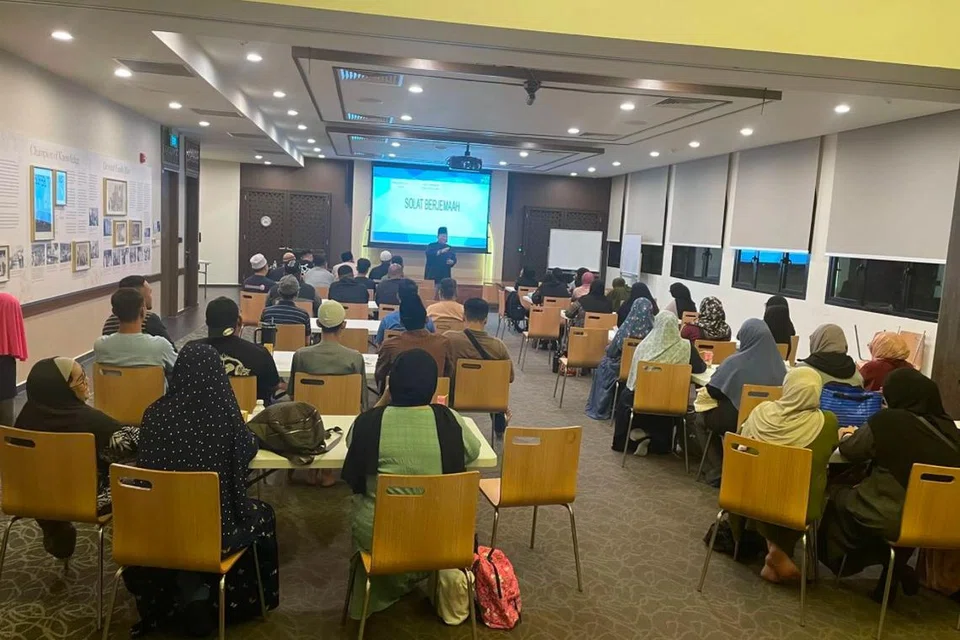 Siri Hijrah anjuran Masjid Darussalam adalah sebuah program yang memberi bimbingan supaya masyarakat lebih yakin dan lebih bermotivasi dalam penghijrahan.