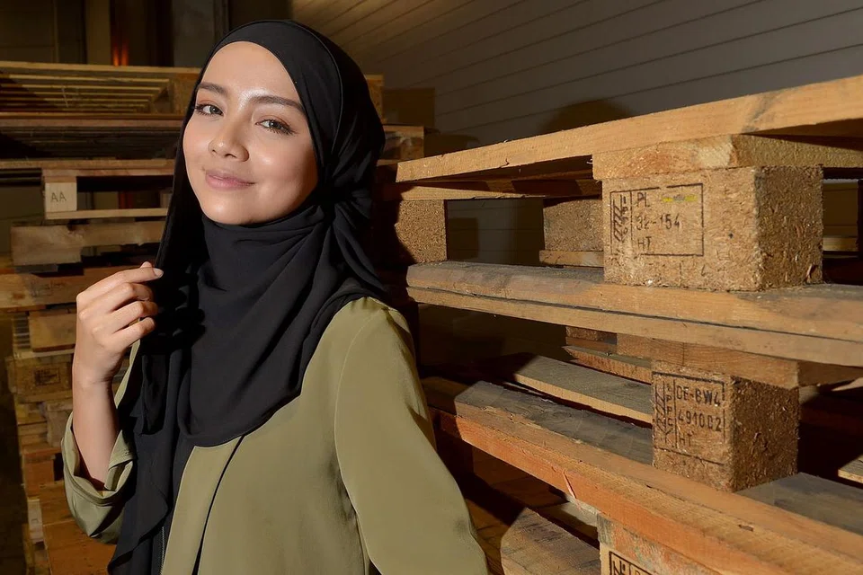 PUKAUAN BINTANG: Mira Filzah tidak menduga kejayaan menjengah ke muka pintunya selepas kerja keras yang datang daripada minat memperbaiki diri bahkan terkejut apabila bilangan pengikut Instagramnya mencecah 853,000 orang kini. - Foto TUKIMAN WARJI