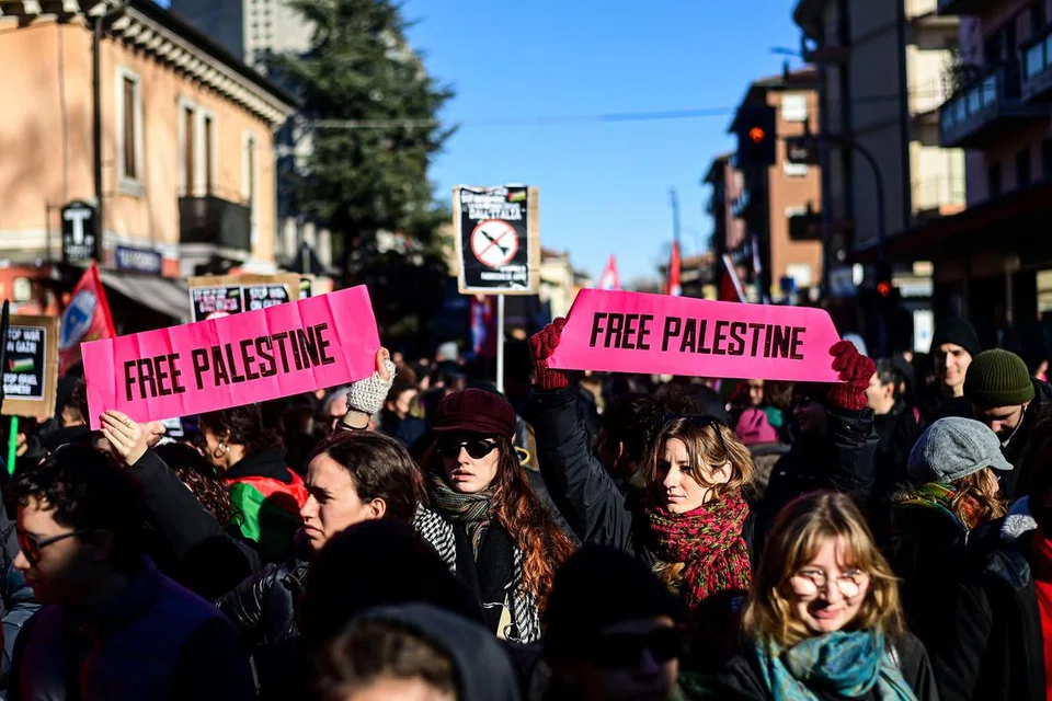 ZAHIR SOKONGAN: Penunjuk perasaan memegang sepanduk bertulis ‘Bebaskan Palestin’ semasa protes terhadap kehadiran pavilion Israel di Vicenzaoro, Italy, pameran terbesar di Eropah untuk industri emas dan barang kemas, di Fiera Vicenza di Vicenza, pada 20 Januari 2024. Italy merupakan negara anggota Kesatuan Eropah (EU).