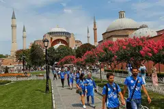 PELANCONGAN MUSLIM BERKEMBANG: Sekumpulan pemandu pelancong sukarela di bandar lama Istanbul, Turkey, berlatarbelakangkan bangunan zaman silam Hagia Sophia. - Foto REUTERS