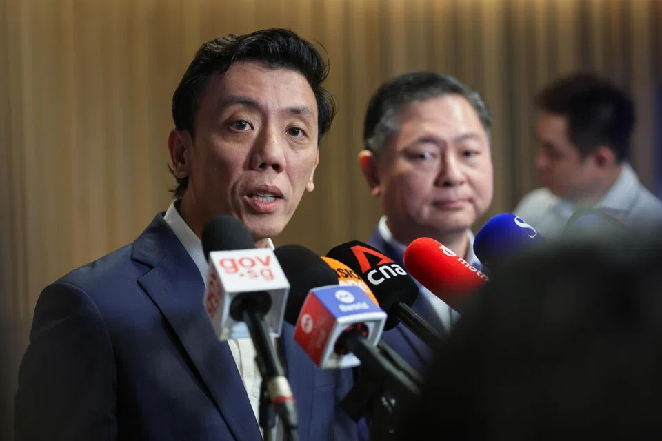 Pemangku Menteri Pengangkutan dan Menteri Negara Kanan (Kewangan), Encik Jeffrey Siow (kiri), berkongsi idea dan maklum balas yang diterima jawatankuasa Semakan Strategi Ekonomi (ESR) mengenai daya saing global yang dipengerusikan beliau semasa ditemui media pada 19 November.