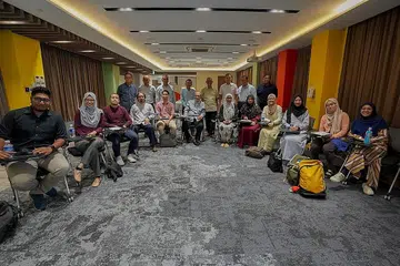 BINCANG CABARAN DAN PENGALAMAN: Seramai 12 pekerja sosial dan kaunselor berbincang dengan Encik Masagos Zulkifli (barisan belakang, empat dari kanan) dan Encik Fahmi Aliman (barisan belakang, tiga dari kanan) semasa sesi dialog anjuran Berita Harian semalam. Dialog tersebut dikendalikan moderator, Penolong Editor Berita Harian, Encik Mohd Nizam Ismail (barisan belakang, dua dari kiri). Ia turut dihadiri beberapa kakitangan BH termasuk Editor BH, Encik Saat A. Rahman (barisan belakang, empat dari kiri) dan Timbalan Editor, Encik Nazry Mokhtar (barisan belakang, tiga dari kiri). - Foto BH oleh NUR DIYANA TAHA