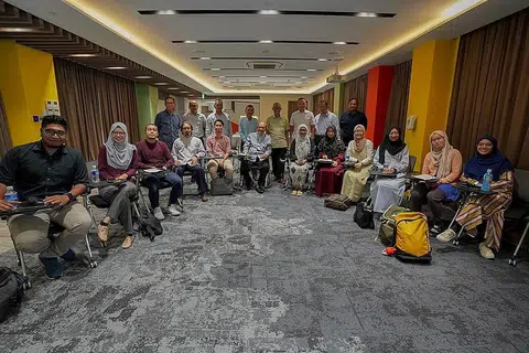 BINCANG CABARAN DAN PENGALAMAN: Seramai 12 pekerja sosial dan kaunselor berbincang dengan Encik Masagos Zulkifli (barisan belakang, empat dari kanan) dan Encik Fahmi Aliman (barisan belakang, tiga dari kanan) semasa sesi dialog anjuran Berita Harian semalam. Dialog tersebut dikendalikan moderator, Penolong Editor Berita Harian, Encik Mohd Nizam Ismail (barisan belakang, dua dari kiri). Ia turut dihadiri beberapa kakitangan BH termasuk Editor BH, Encik Saat A. Rahman (barisan belakang, empat dari kiri) dan Timbalan Editor, Encik Nazry Mokhtar (barisan belakang, tiga dari kiri). - Foto BH oleh NUR DIYANA TAHA