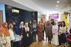 Penaung Persatuan Ain yang juga mantan Presiden, Puan Halimah Yacob (tengah), bergambar bersama Ketua Pegawai Eksekutif (CEO) Persatuan Ain, Encik Md Yusof Ismail (berkemeja batik hitam), serta kakitangan persatuan itu pada 26 Mac.