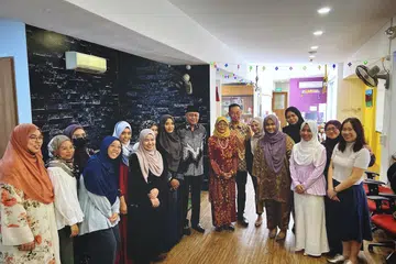 Penaung Persatuan Ain yang juga mantan Presiden, Puan Halimah Yacob (tengah), bergambar bersama Ketua Pegawai Eksekutif (CEO) Persatuan Ain, Encik Md Yusof Ismail (berkemeja batik hitam), serta kakitangan persatuan itu pada 26 Mac.