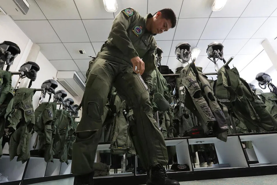 (Gambar atas) Pelatih juruterbang Lim Zhi Ler merupakan salah seorang kakitangan RSAF yang sedang mendapatkan latihan di Pangkalan Udara Cazaux. - Foto BH oleh KELVIN CHNG