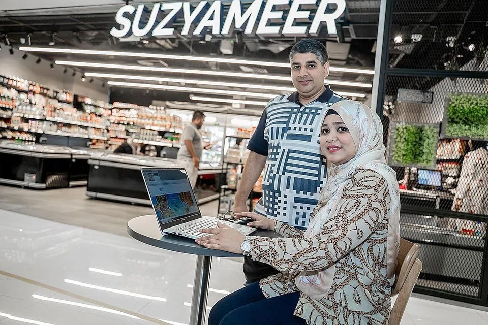 LARIS: Pasar raya SuzyAmeer Frozen yang dimiliki Encik Ameeroodin Khairoodin dan isterinya, Cik Suziana Ahmad Ash'Ali, mencatatkan kenaikan penjualan makanan bekunya sebanyak 30 peratus sejak beberapa hari lalu ekoran penularan koronavirus. Penjualan dalam talian mereka juga melonjak 35 peratus. - Foto BH oleh NUR DIYANA TAHA 