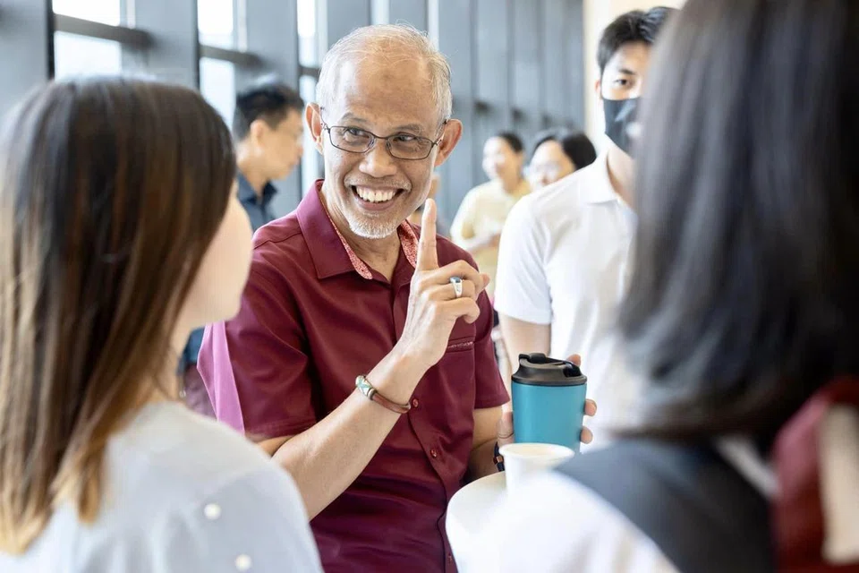 SESI DIALOG: Satu sesi dialog bersama pemimpin belia program LEADership Temasek dihadiri oleh Encik Masgos Zulkifli (tengah), Menteri Pembangunan Sosial dan Keluarga.