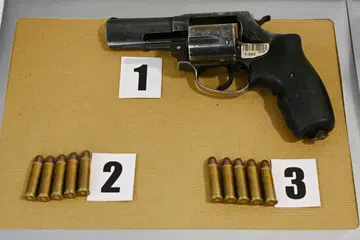 Suspek ditemui dengan 10 butir peluru dan sepucuk revolver. Lima peluru telah diisi di dalam revolver itu dan polis mengesahkan ia tidak digunakan terhadap sesiapa. 