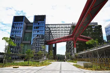 Terletak di 98 Punggol Way, OCBC Punggol (kiri), yang dijadualkan siap pada suku pertama 2027, akan disambungkan terus ke Hab Penemuan Chua Thian Poh Institut Teknologi Singapura (SIT) melalui sebuah jambatan merah.