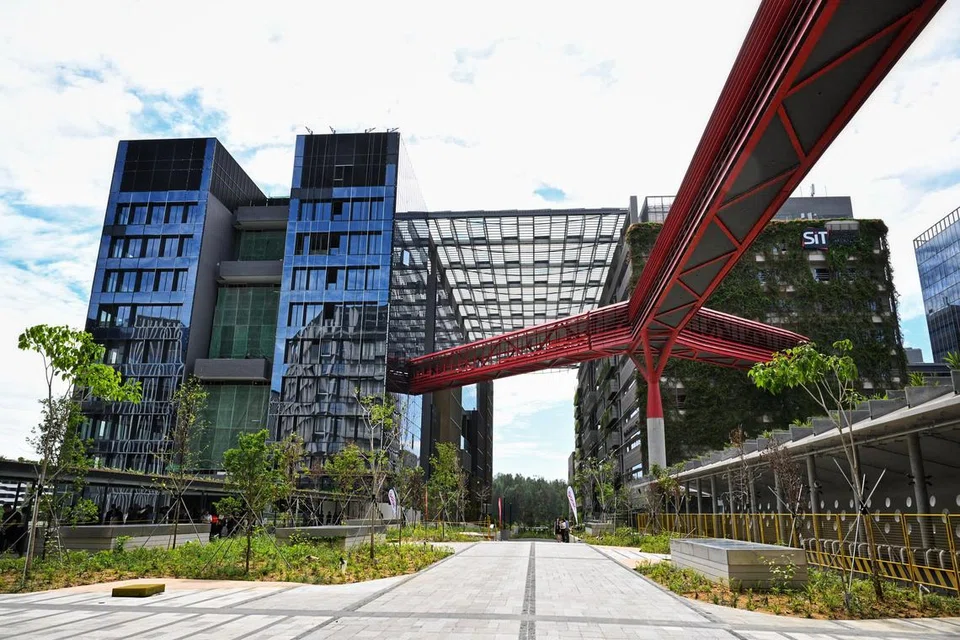 Terletak di 98 Punggol Way, OCBC Punggol (kiri), yang dijadualkan siap pada suku pertama 2027, akan disambungkan terus ke Hab Penemuan Chua Thian Poh Institut Teknologi Singapura (SIT) melalui sebuah jambatan merah.