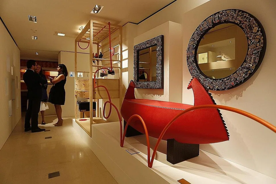 BANGKU KULIT: Satu lagi barangan yang pernah dipamerkan dalam koleksi barang kitar semula Petit h Hermes di Liat Towers. Ia merupakan kulit badan belakang buaya yang diambil daripada sebuah toko pakaian wanita. - Foto fail