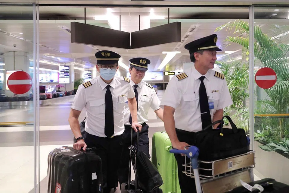 HADAPI CABARAN: Sejak bermulanya wabak Covid-19, permintaan penumpang bagi penerbangan SIA telah berkurangan di tengah-tengah penutupan sempadan yang tidak pernah berlaku sebelum ini di seluruh dunia. Gambar ini menunjukkan pilot SIA yang baru tiba di Lapangan Terbang Changi dari London pada 24 Mac lalu. - Foto BH oleh GAVIN FOO