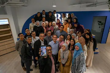 Sekumpulan wartawan Berita Harian bersama (barisan dua, dua dari kiri) Editor BH/BM, Encik Nazry Mokhtar; Ketua Editor Kumpulan Media Inggeris/Melayu/Tamil (EMTM), Encik Wong Wei Kong; dan Menteri Negara (Ehwal Dalam Negeri merangkap Pembangunan Negara), Profesor Madya Dr Muhammad Faishal Ibrahim, bergambar semasa kunjungan Dr Faishal ke bilik berita BH pada 1 Februari.