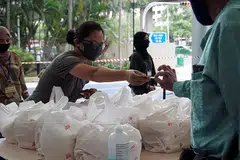 SEDIA MAKANAN: Lebih 20,000 paket makanan untuk golongan kurang bernasib baik dan pekerja migran di dormitori tertentu Ramadan ini akan disediakan oleh Yayasan Rahmatan Lil Alamin (RLAF). - Foto fail