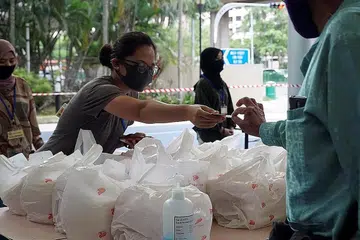 SEDIA MAKANAN: Lebih 20,000 paket makanan untuk golongan kurang bernasib baik dan pekerja migran di dormitori tertentu Ramadan ini akan disediakan oleh Yayasan Rahmatan Lil Alamin (RLAF). - Foto fail