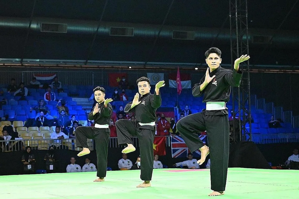 GANGSA SUDAH DIGENGGAM: Pasukan seni regu lelaki negara, yang terdiri daripada (dari kiri) Affiz, Mustafar dan Nazrul, sudah dijamin sekurang-kurangnya pingat gangsa dalam Kejohanan Pencak Silat Dunia. - Foto JIA XING
