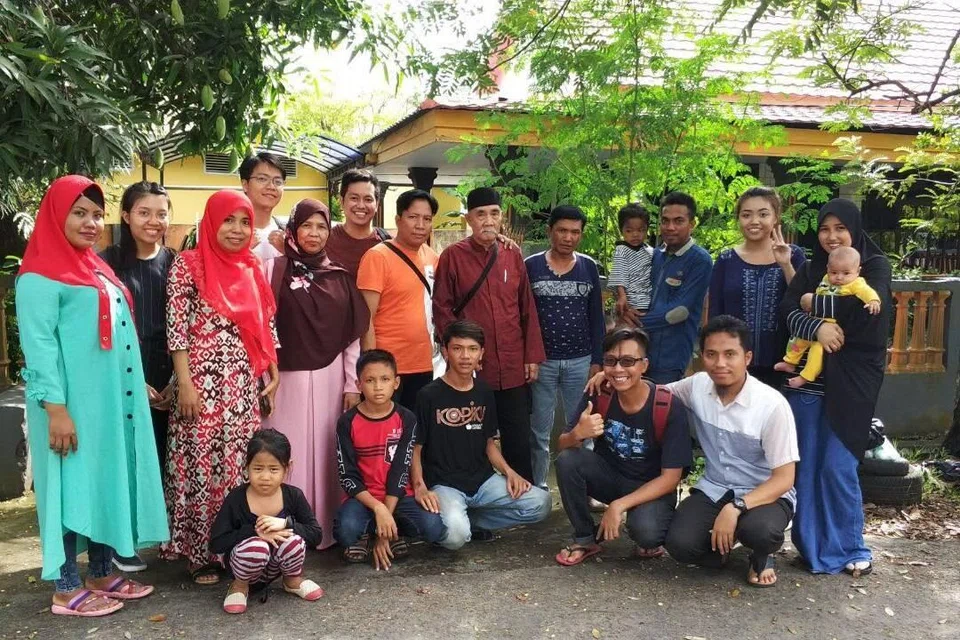 Cik Nur Rapika Mesra Harjuna (dua dari kanan, diri) bersama keluarganya telah ke Makassar, Indonesia untuk mencari keluarga sebelah bapanya, Encik Harjuna Mappe (tengah, berbaju merah). Pencarian itu akhir dengan berita gembira. Encik Harjuna berjumpa dengan keluarganya yang sudah lama terputus hubungan akibat kerja.