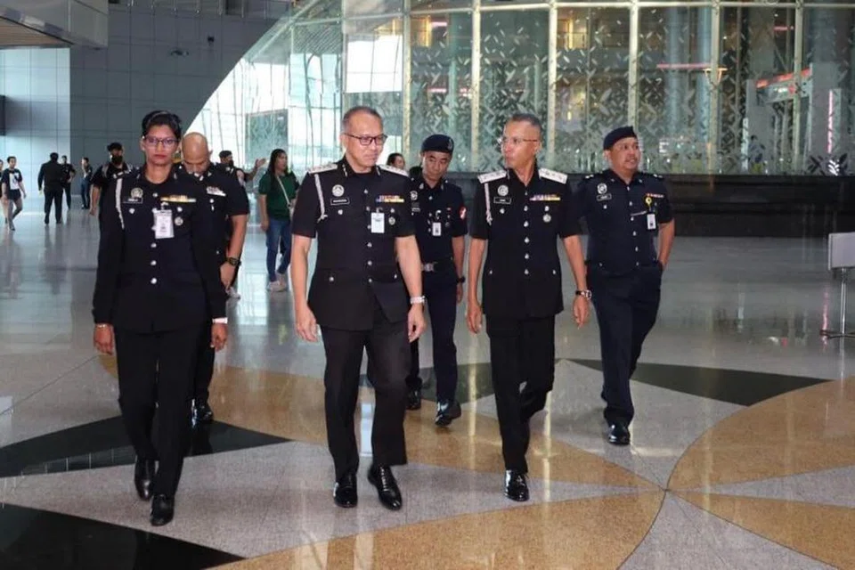 Pengarah Jabatan Imigresen Johor, Encik Baharuddin Tahir (dua dari kanan) bersama beberapa pegawainya meninjau keadaan di Kompleks Kastam, Imigresen dan Kuarantin (CIQ) Bangunan Sultan Iskandar (BSI) dan Kompleks Sultan Abu Bakar (KSAB), Johor Bahru, pada 5 Januari.