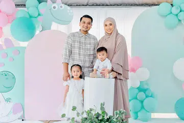 DAPAT SOKONGAN: Selepas empat tahun menjaga anak sepenuh masa, Cik Nur Asyura Senin kembali bekerja dengan sokongan suaminya, Encik Muhammad Dhiyourrahman Megat Fauzi. 