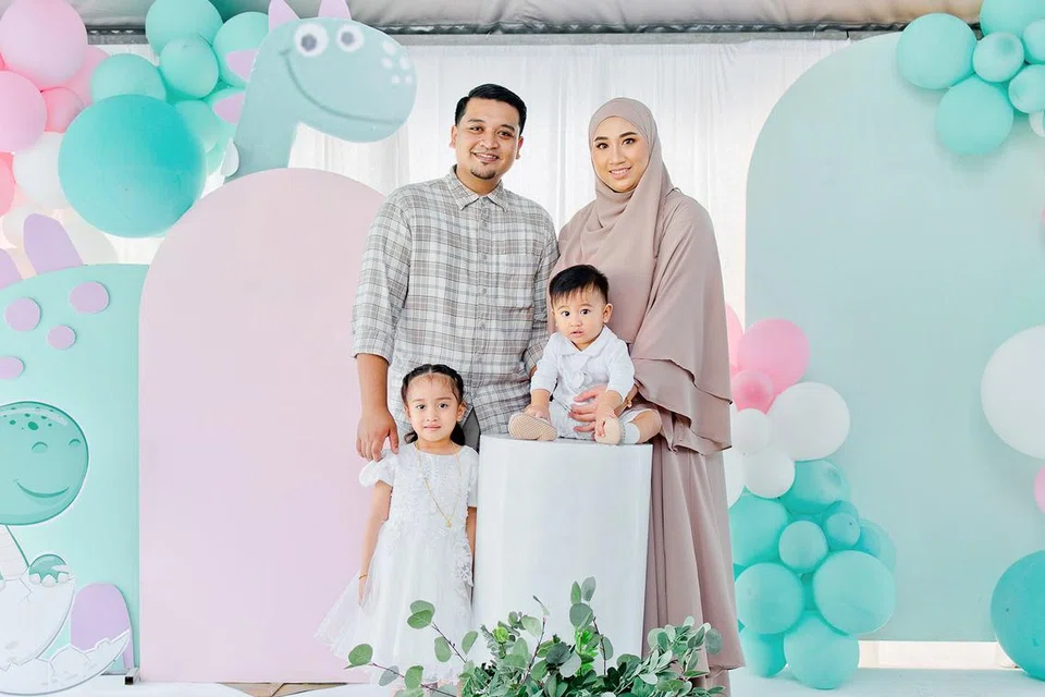 DAPAT SOKONGAN: Selepas empat tahun menjaga anak sepenuh masa, Cik Nur Asyura Senin kembali bekerja dengan sokongan suaminya, Encik Muhammad Dhiyourrahman Megat Fauzi. 
