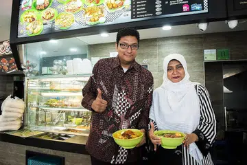 BERKAT KERJA KERAS: Pelaburan yang dibuat Encik Mohd Rizuan Mohd Rasid dan kakaknya, Cik Rajuana, bagi membuka enam gerai Rahila Delights sekitar $300,000 kini 'balik modal' dan memberi keuntungan. - Foto BH oleh SYAMIL SAPARI