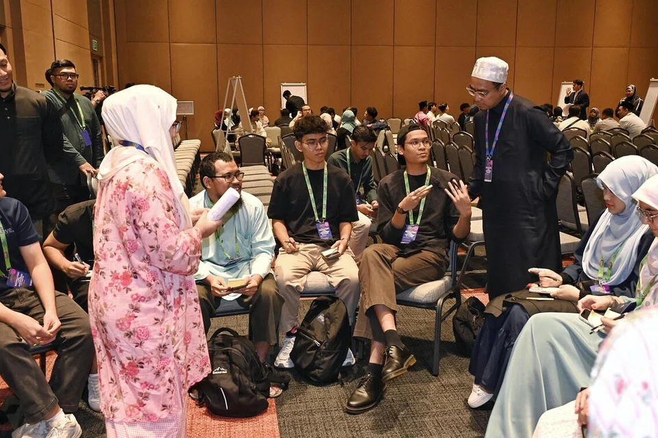 Ustaz Tarmizi Abdul Wahid (tiga dari kanan) berinteraksi bersama salah satu kumpulan semasa sesi interaktif di Simposium Belia Masjid Kita SG NEXTGEN (Generasi Singapura Seterusnya) 2025, yang buat julung kali diadakan di Singapore Expo pada 13 September.