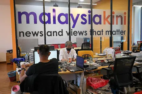 HADAPI HUKUMAN: Portal berita, Malaysiakini, didapati bersalah atas tuduhan menghina mahkamah kerana kesalahan yang dibuat menerusi komen pembacanya. - Foto REUTERS