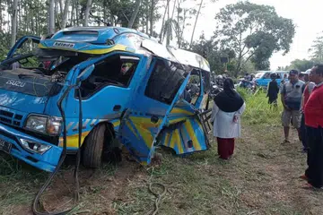 KESAN NAHAS: Kereta api yang dalam perjalanan ke bandar pelabuhan Surabaya dilaporkan melanggar sebuah bas mini yang membawa penumpang di lintasan di bandar Lumajang Jawa Timur, kira-kira 9 malam waktu Singapura.