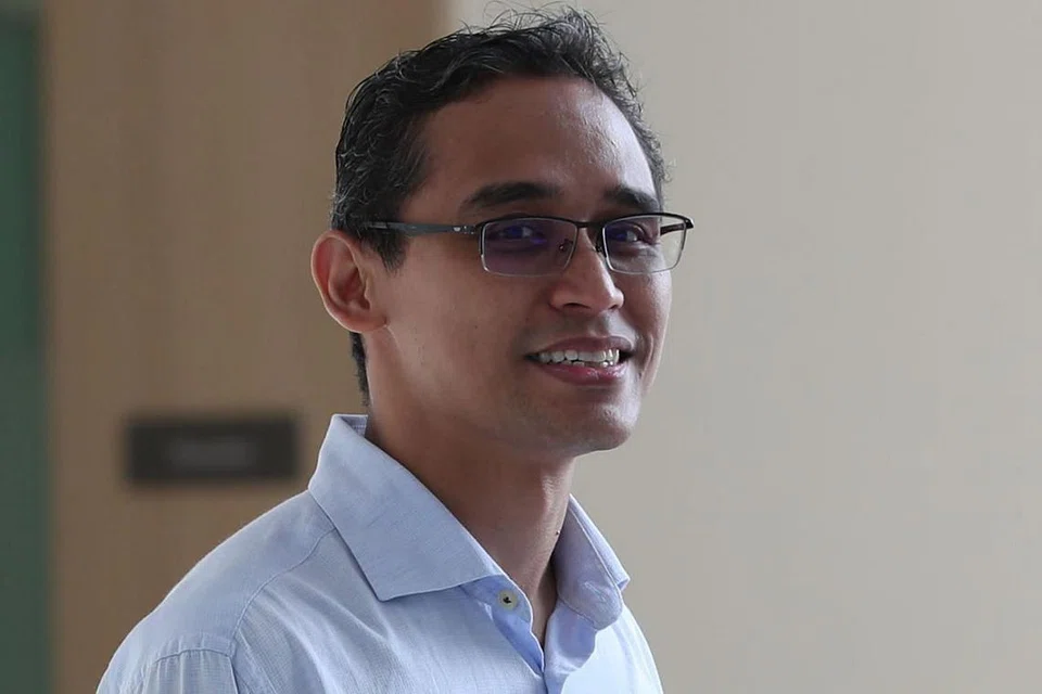 DOKTOR M³: Antara barisan depan karyawan perubatan di sini dalam menangani wabak koronavirus ialah doktor perubatan kumpulan M³ termasuk Dr Razakjr Omar, Dr Zuraimi Mohamed Dahlan, Dr Norhisham Main (gambar atas), Dr Elly Sabrina, Dr Fadzil Hamzah, Dr Nur Farhan Mohammad Alami, Dr Djoni Huang, Dr Juriyah Yatim, Dr Nurhidayati Mohamed Suphan. - Foto fail