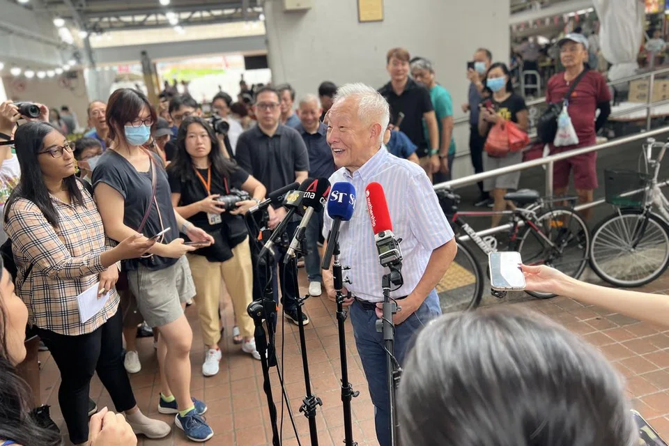 TEMU MEDIA: Mantan ketua pegawai pelaburan GIC, Encik Ng Kok Song mengadakan lawatan di pasar dan pusat penjaja Kovan 209 pagi Sabtu kelihatan bercakap kepada media.