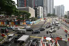 PENUTUPAN JALAN: Beberapa jalan raya di sekitar kawasan Marina Bay ditutup bagi memberi laluan kepada perlumbaan Formula Satu (F1) Grand Prix Singapura Singapore Airlines 2022 yang berlangsung dari hari ini hingga lusa. - Foto BH oleh LIM YAOHUI